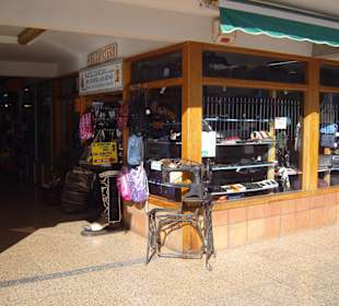 Die alte Nähmaschine steht an der Ecke zum Geschäft