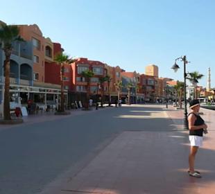 Blick auf die Promenade am Hafen