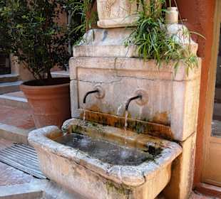 Старые фонтаны-ванны на улицах Грасса