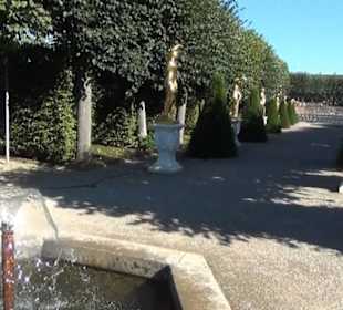 Bühne mit goldenen Figuren