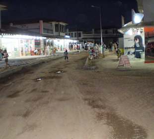 Einkaufsstrasse vor dem Hotel