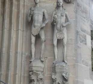 Adam und Eva am Hauptportal der Kirche St. Moriz
