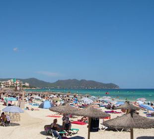 Der Strand direkt vor dem Hotel - Liegen kostenpflichtig