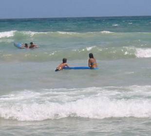 Ein Tag am Meer mit Wellen