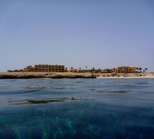 Vor dem Hotel Samaya