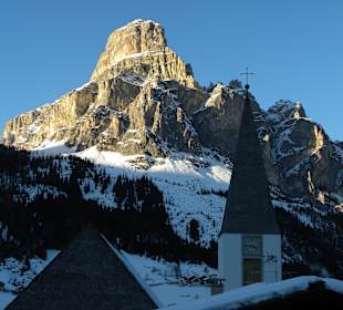 Kirchturm vor dem Sassongher
