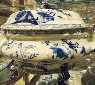 Altes Porzellan im Schaumagazin