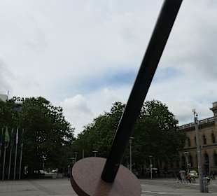 Willy-Brandt-Platz: Skulptur Erdachse