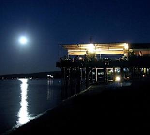 La palafitta di notte.