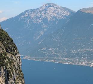 Blick von der Wallfahrtskirche Montacastello Tignale auf den