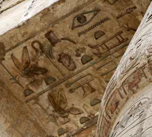 Farbige Hieroglyphen in der Säulenhalle