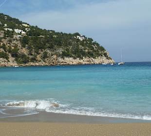 Kleiner Strand in einer ruhigen Bucht