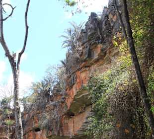 Unter de Felsen befindet sich die Höhle