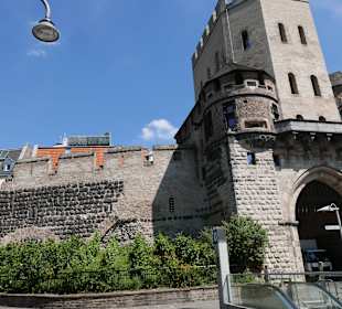 Links ist ein Teil der Stadtmauer zu sehen