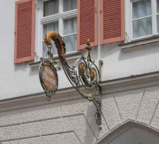 Das historische Schild des Museums