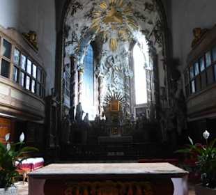 In der Michaelerkirche: Altarraum mit Hauptaltar