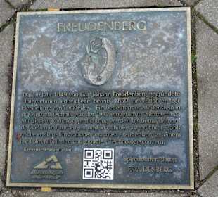 Infotafeln vor dem Schloss