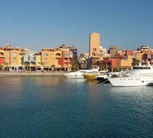 An der neuen Marina fährt das Boot los