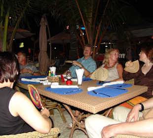 Gemeinschaftliches Abendessen am Alona Beach