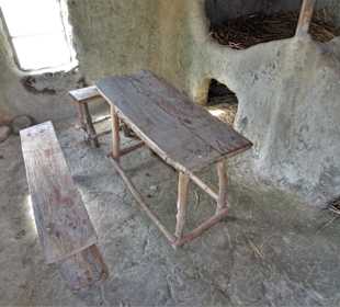 Blick in eine rekonstruierte Lehmhütte