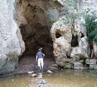Dem Bachbett entlang, vorbei an kleinen Höhlen