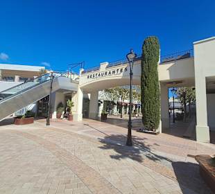 Festival Park Outlet Center