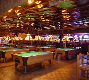 Jede Menge Billardtische im Billy Bob´s