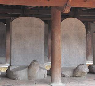 Stelen mit den Namen der Absolventen