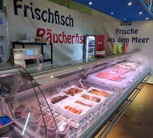 Der Verkaufstresen von Jäger's Fisch
