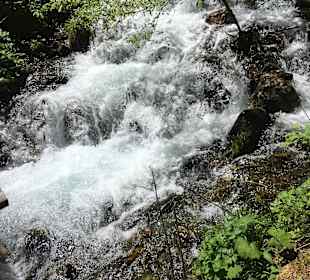 Bergwasser über eine kleine Brücke gewandert
