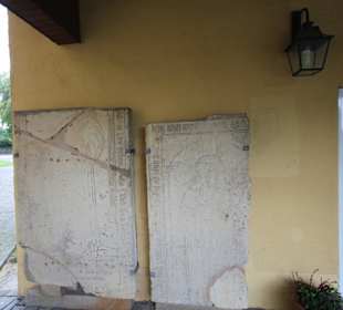 Epitaphe an der Außenwand
