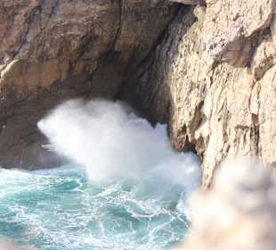 Gischt am Fusse des Leuchtturms