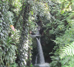Wasserfall von unten