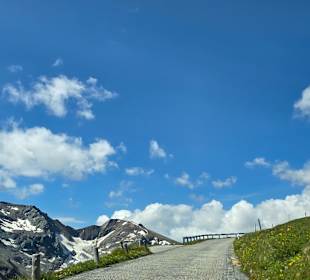 Zwei Autos passen nebeneinander 