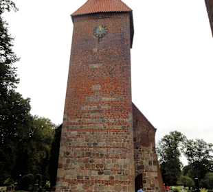 Der Turm der Kirche