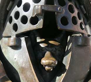 Der Fuchs (OB Jockel Fuchs) blickt aus der Maske