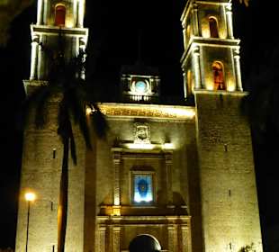 Die Kirche an der zentralen Plaza