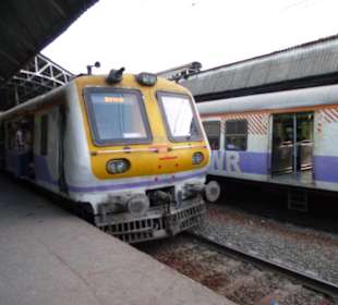Ein Zug fährt in den Bahnhof