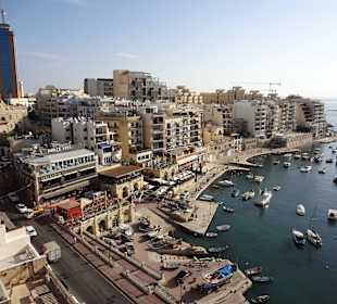 Die Bucht mit Portomaso im Hintergrund