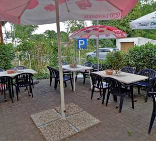 Blick in den Gastgarten vor dem Haus