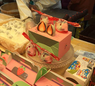 Myeongdong (Shopping- & Foodmeile)