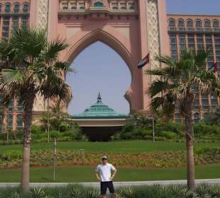 Straße am Meer hinter dem Hotel