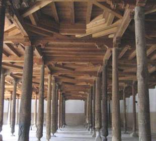 Gebetshalle mit Holzsäulen