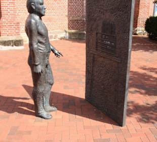 Denkmal vor der Kirche