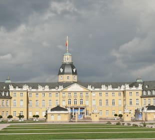 Blick zur Vorderseite von Schloss Karlsruhe