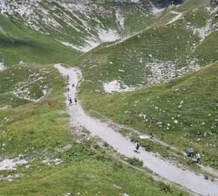 Zum Wanderweg runter