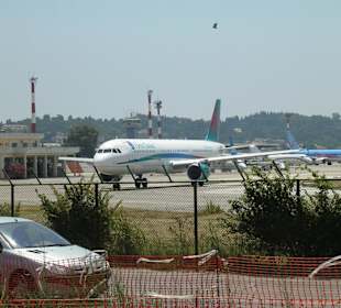 Andere Straßenseite am Flughafen