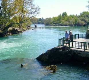 Eines der Cafès direkt am Wasser