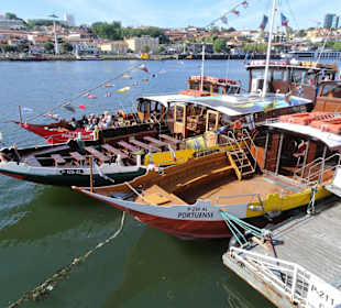 Die Boote der 6-Brückentour am Cais da Ribeira  