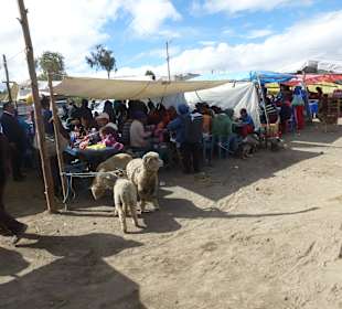 Garküchen versorgen die Besucher